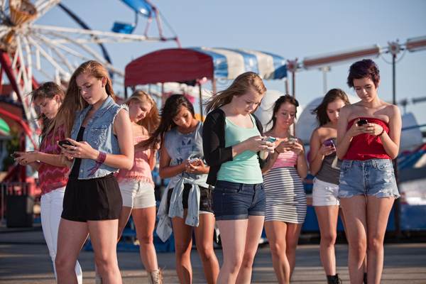 teenagers-on-phones_mod