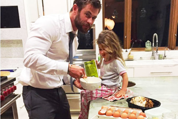 Chris-Hemsworth-baking-birthday-cakeHeader-2